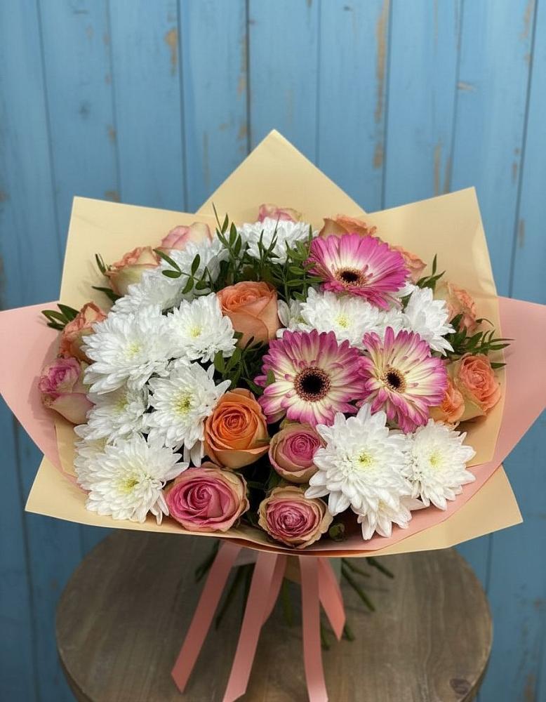 Букет цветов из: Розы, Герберы и Хризантемы в Вершину Тёи