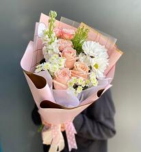 Букет цветов из:  Хризантемы и Розы в Вершину Тёи