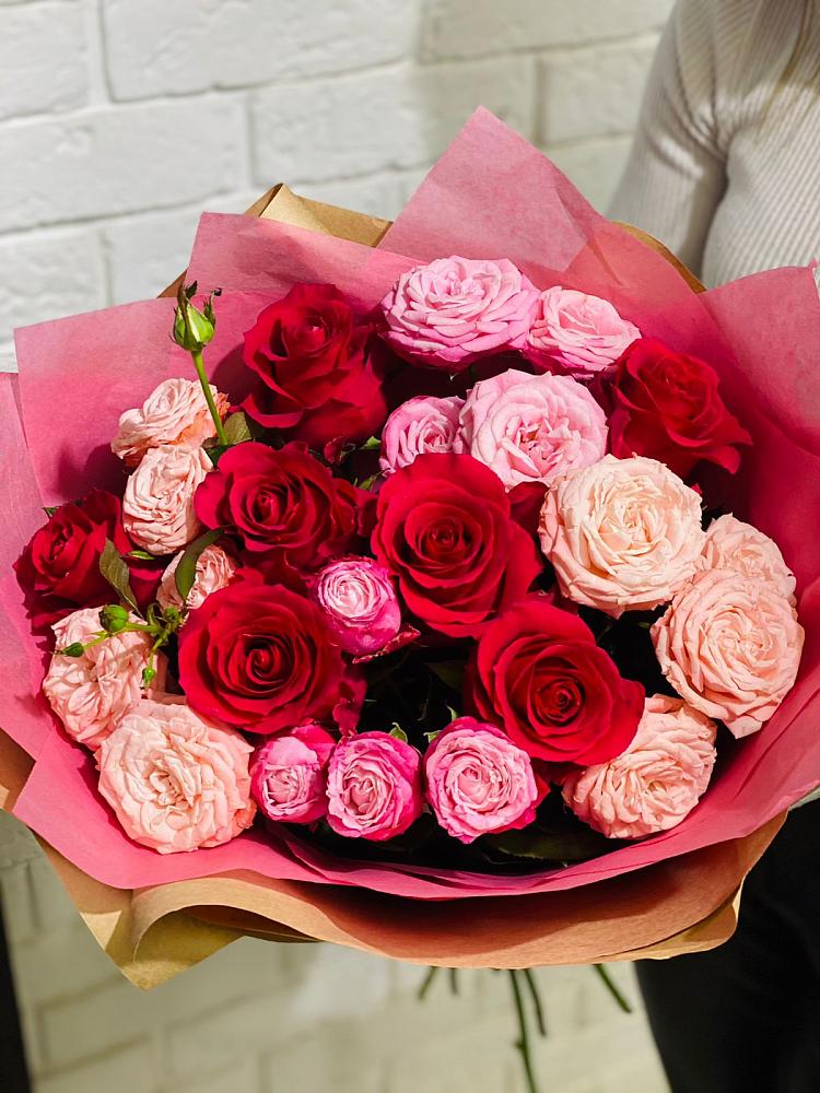 Букет цветов из: Розы в Вершину Тёи