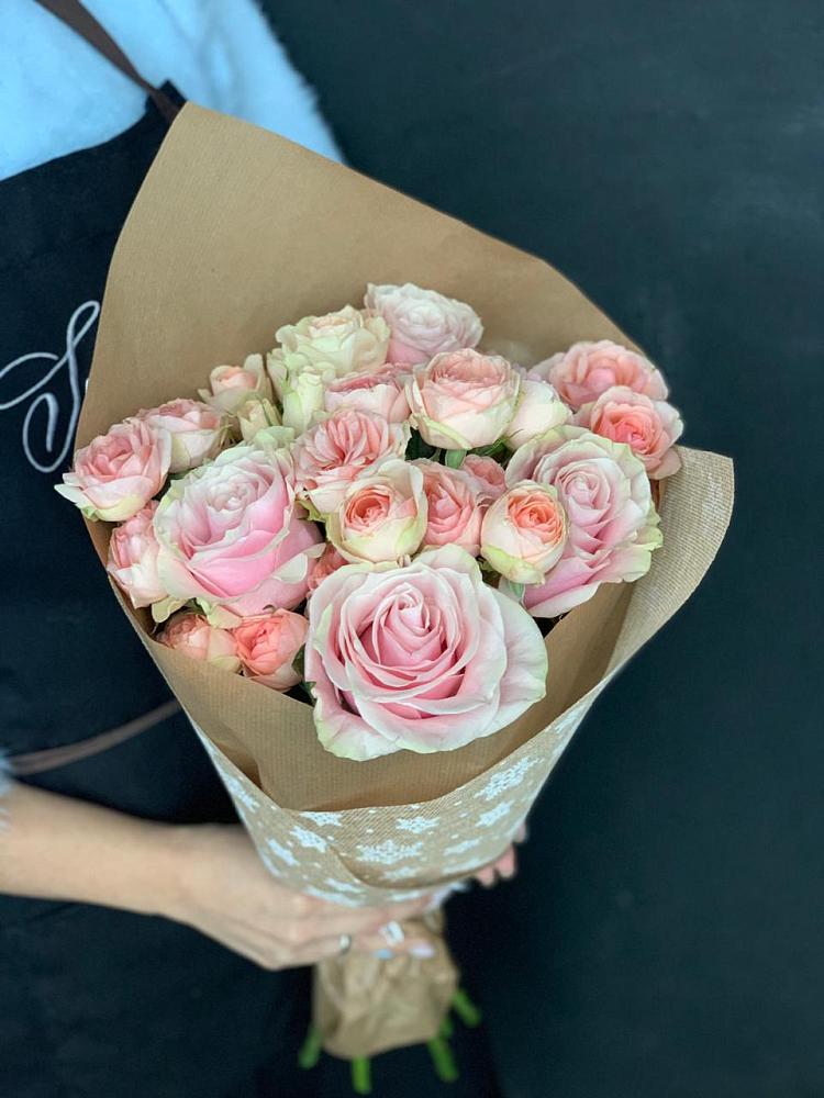 Букет цветов из: Хризантемы и Розы в Вершину Тёи