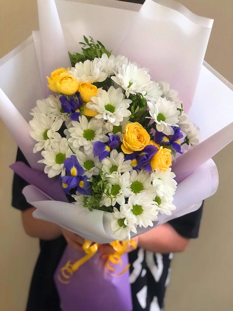 Букет цветов из: Ирисы, Хризантемы и Розы в Вершину Тёи