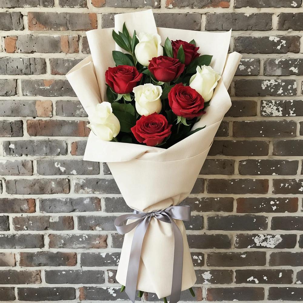 Букет цветов из: Розы в Вершину Тёи