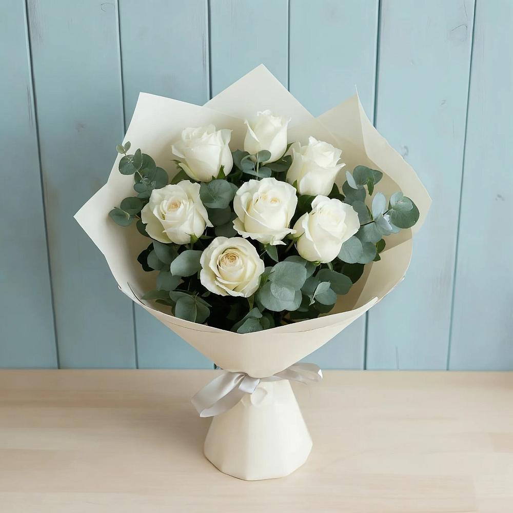 Букет Белые розы в Эвкалипте в Вершину Тёи