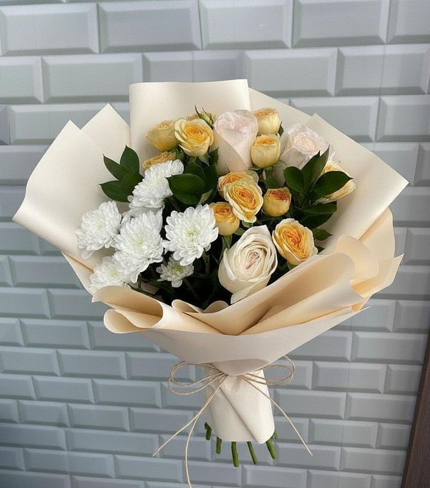 Букет цветов из: Розы и Хризантемы в Вершину Тёи