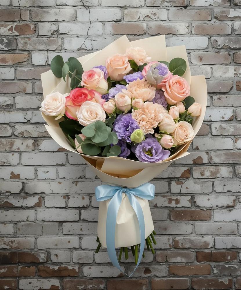 Букет цветов из: Розы, Лизиантусы и Гвоздики в Вершину Тёи