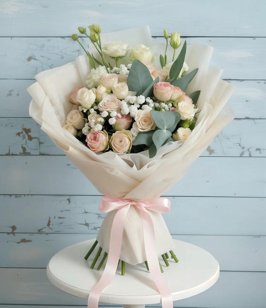 Букет цветов из: Розы и Лизиантусы в Вершину Тёи