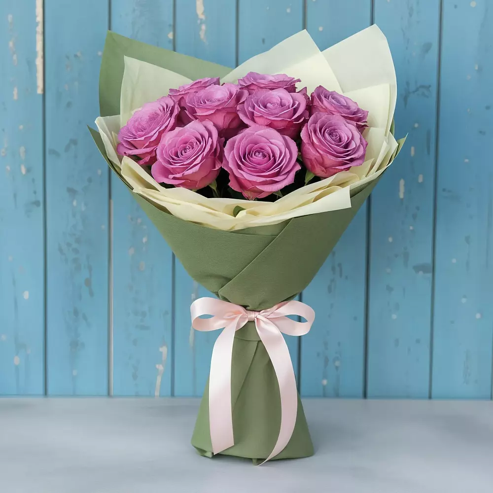 Букет Розы Фёрст Леди в Вершину Тёи