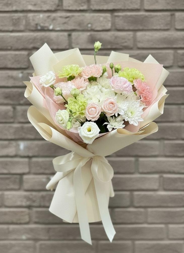 Букет цветов из: Гвоздики, Розы, Лизиантусы и Хризантемы в Вершину Тёи