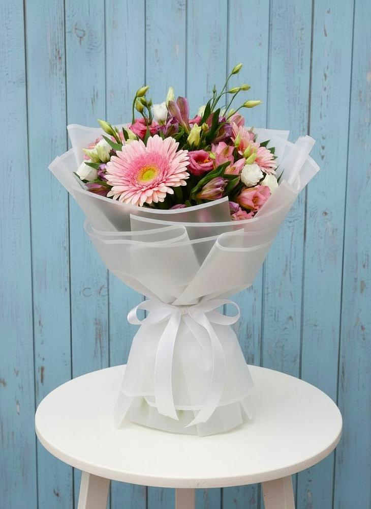 Букет цветов из: Герберы, Альстромерии и Лизиантусы в Вершину Тёи