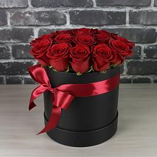 Цветочная композиция из Розы в шляпной коробке в Вершину Тёи