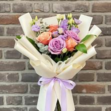 Букет цветов из:  Лизиантусы и Розы в Вершину Тёи