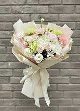 Букет цветов из:  Гвоздики, Розы, Лизиантусы и Хризантемы в Вершину Тёи