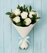 Букет цветов из:  Розы в Вершину Тёи
