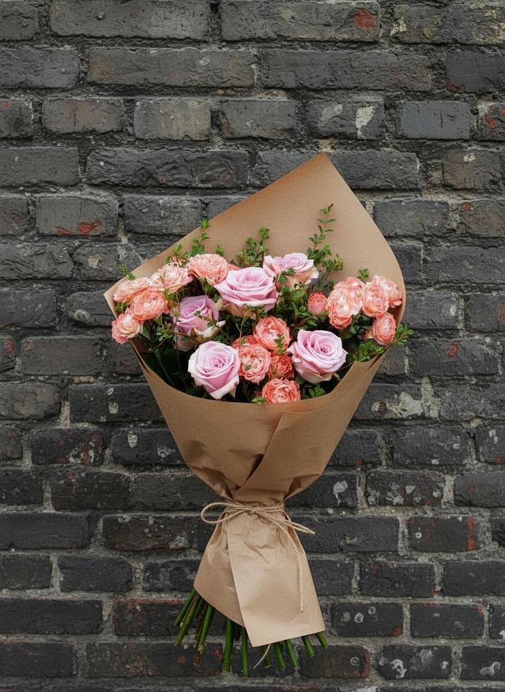 Букет цветов из: Розы в Вершину Тёи