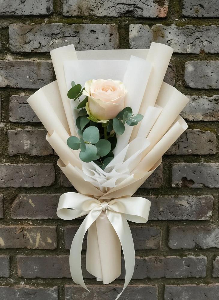 Букет цветов из: Розы в Вершину Тёи