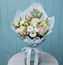 Букет цветов из:  Розы и Лизиантусы в Вершину Тёи