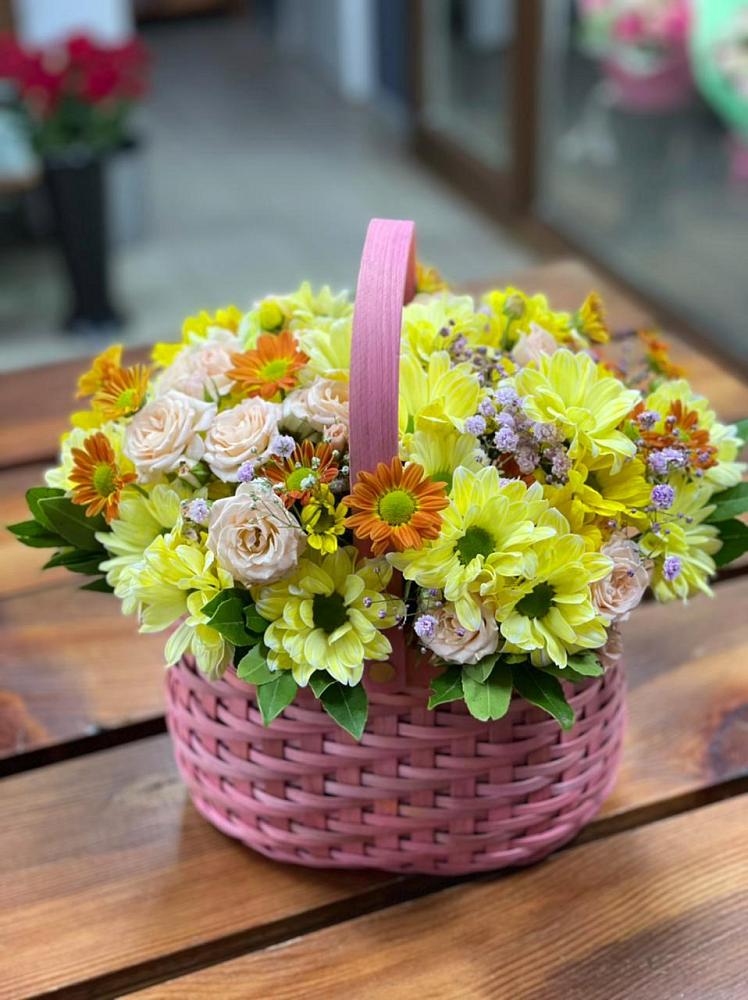 Цветочная композиция из Хризантемы и Розы в корзине в Вершину Тёи