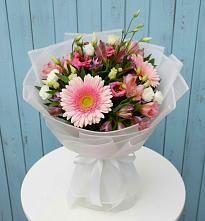 Букет цветов из:  Герберы, Альстромерии и Лизиантусы в Вершину Тёи