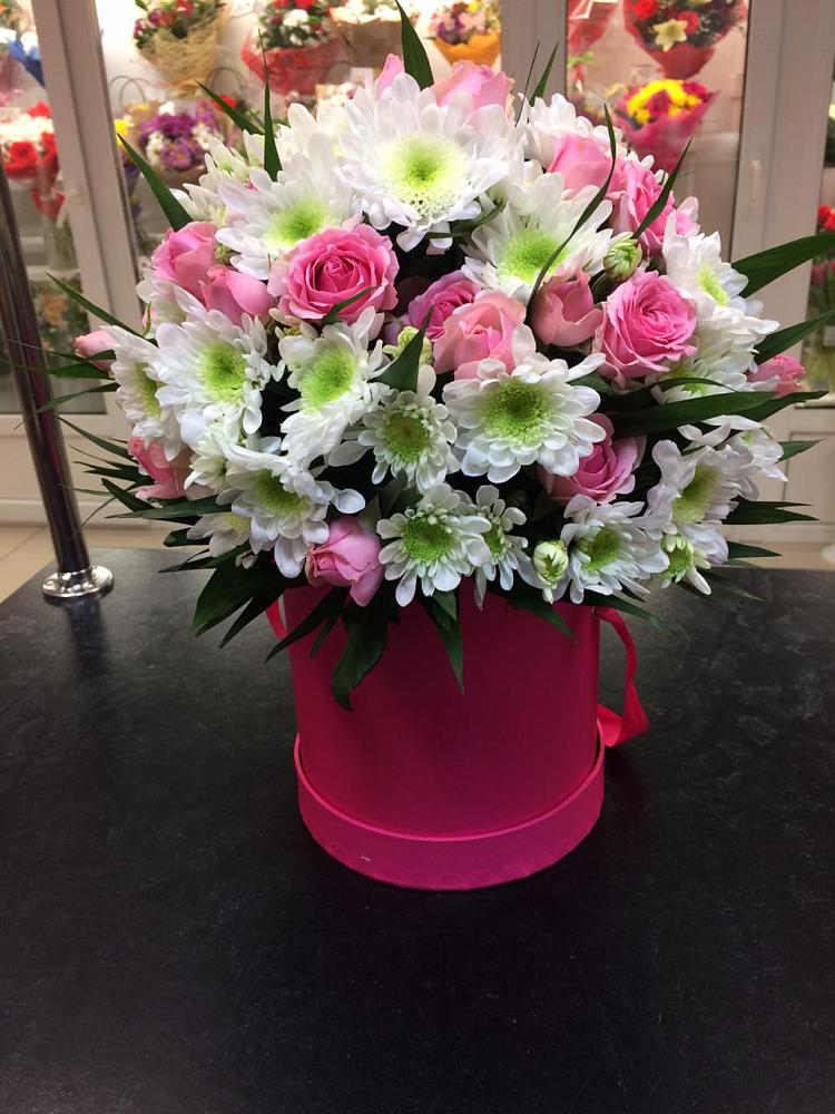 Цветочная композиция из Розы и Хризантемы в шляпной коробке в Вершину Тёи