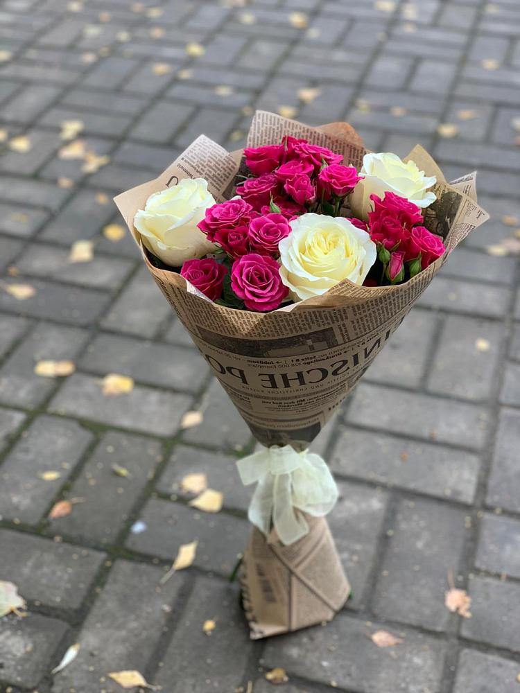 Букет цветов из: Розы в Вершину Тёи