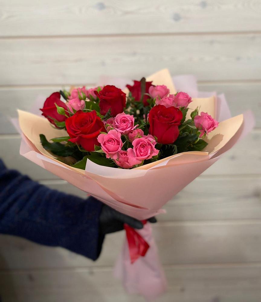 Букет цветов из: Розы в Вершину Тёи