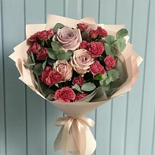 Букет цветов из:  Гвоздики и Розы в Вершину Тёи