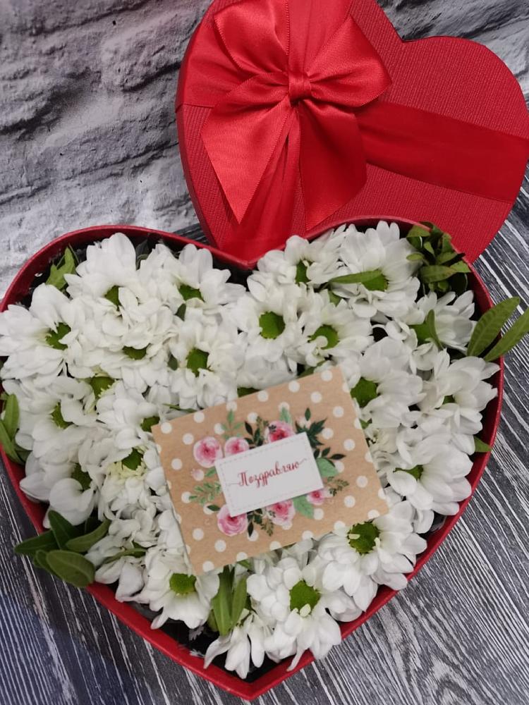 Цветочная композиция из Хризантемы в виде сердца в Вершину Тёи