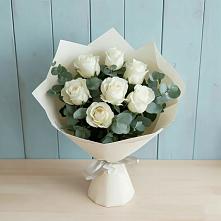 Букет Белые розы в Эвкалипте в Вершину Тёи