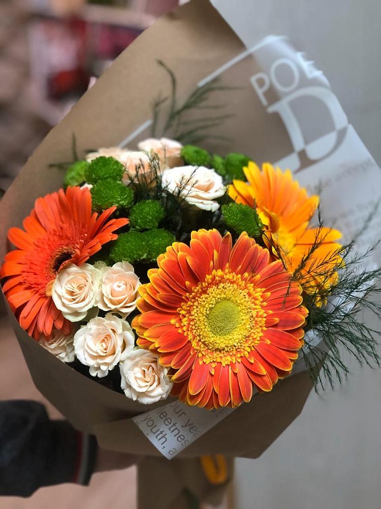 Букет цветов из: Герберы, Хризантемы и Розы в Вершину Тёи