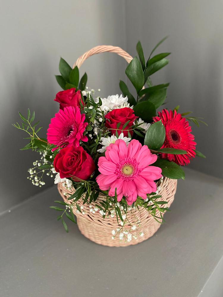 Цветочная композиция из Розы, Хризантемы и Герберы в корзине в Вершину Тёи