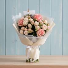 Букет цветов из:  Розы в Вершину Тёи