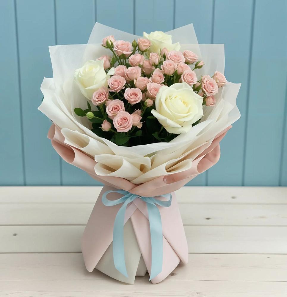 Букет цветов из: Розы в Вершину Тёи