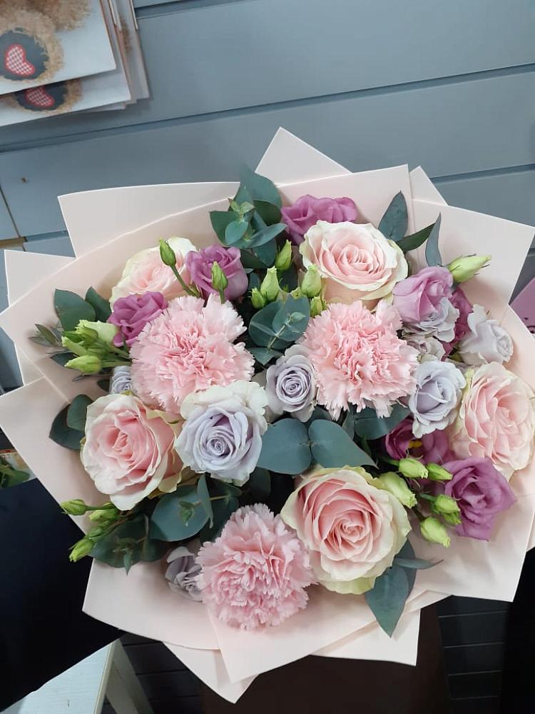 Букет цветов из: Розы, Гвоздики и Лизиантусы в Вершину Тёи