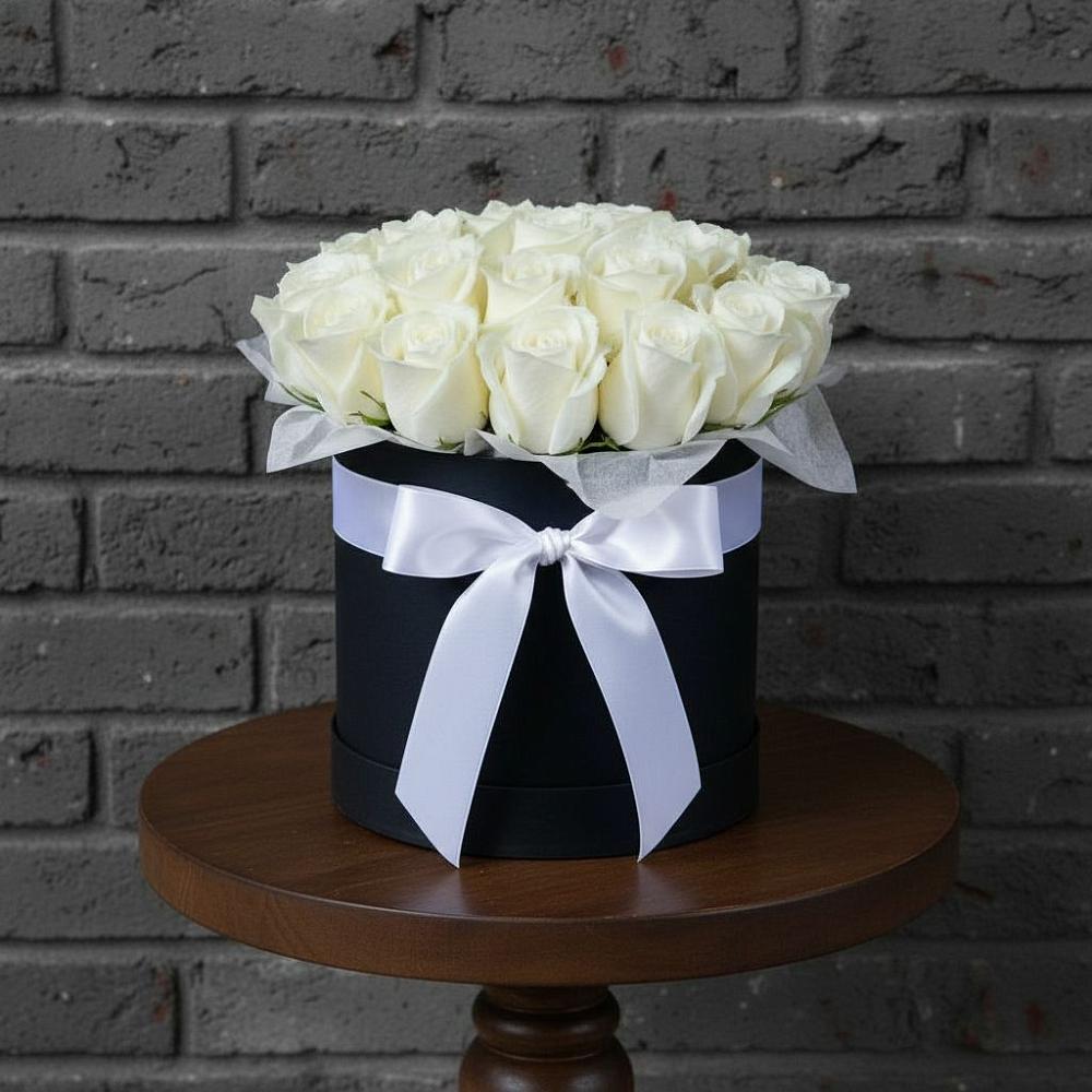 Цветочная композиция из Розы в шляпной коробке в Вершину Тёи