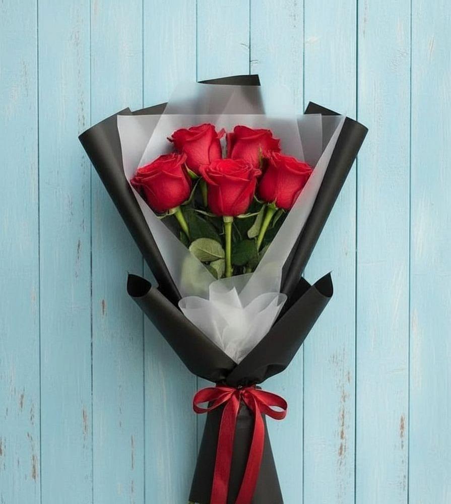 Букет цветов из: Розы в Вершину Тёи