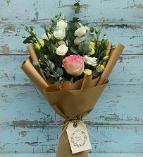 Букет цветов из:  Розы и Лизиантусы в Вершину Тёи