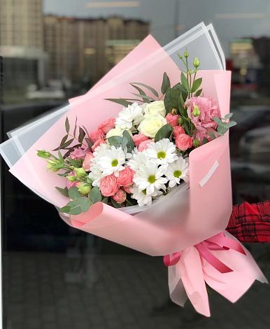 Букет цветов из: Розы, Лизиантусы и Хризантемы в Вершину Тёи