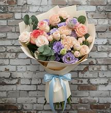 Букет цветов из:  Розы, Лизиантусы и Гвоздики в Вершину Тёи