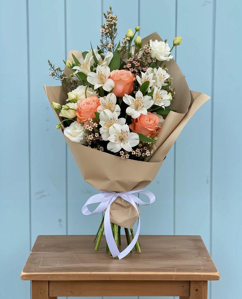 Букет цветов из: Альстромерии, Лизиантусы, Розы и Хризантемы в Вершину Тёи