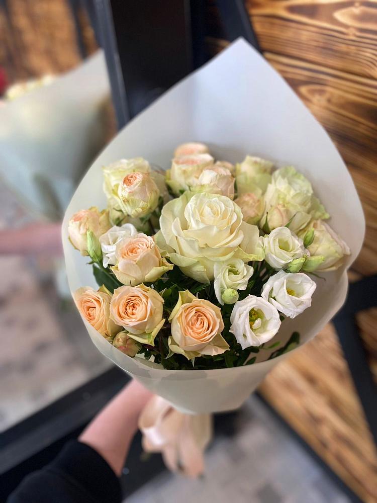 Букет цветов из: Розы и Лизиантусы в Вершину Тёи