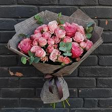 Букет цветов из:  Розы в Вершину Тёи