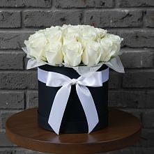 Цветочная композиция из Розы в шляпной коробке в Вершину Тёи