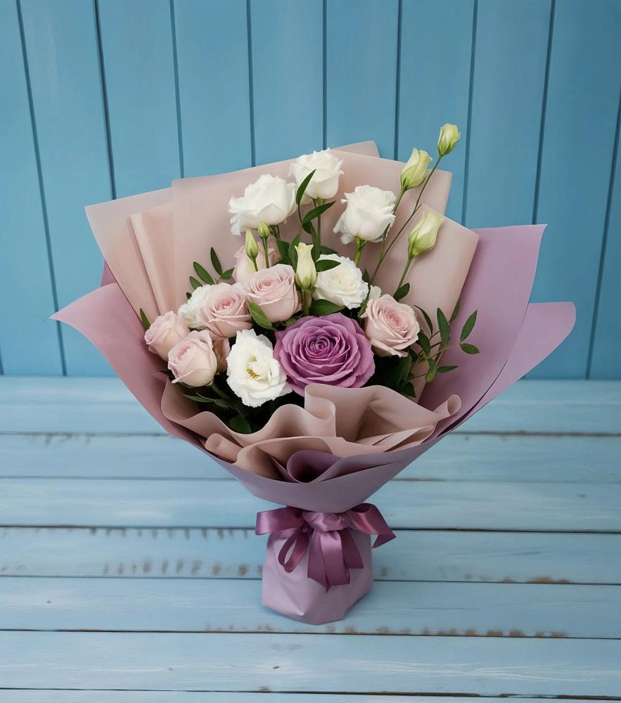 Букет цветов из: Розы и Лизиантусы в Вершину Тёи