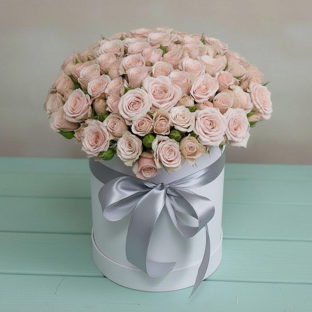 Цветочная композиция из Розы в шляпной коробке в Вершину Тёи