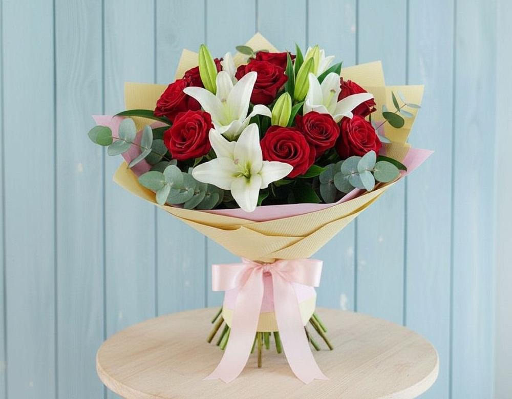 Букет цветов из: Лилии и Розы в Вершину Тёи